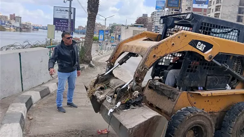 محافظ الدقهلية يوجه برفع الأتربة والمخلفات من مطلع كوبري طلخا
