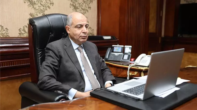 محافظ المنيا يشارك في اجتماع متابعة مشروعات الطاقة الجديدة
