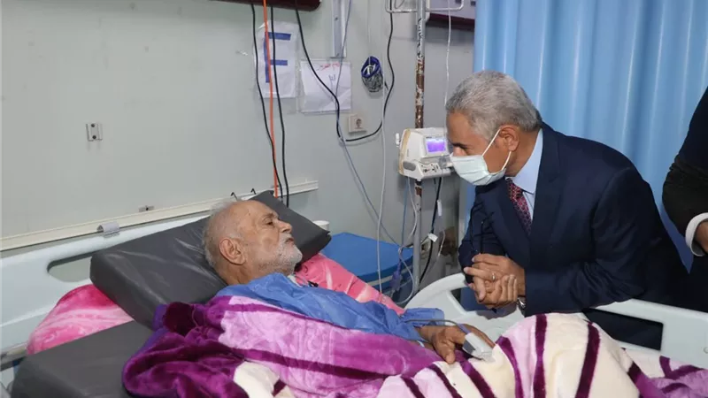 محافظ بني سويف يفاجئ مستشفى الواسطى لمتابعة الخدمة الصحية