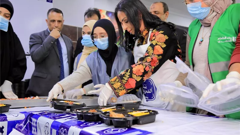 رحلة تقصي من وزيرة التضامن.. بدأت بعباية وطرحة وانتهت بـ«2 مليون وجبة»