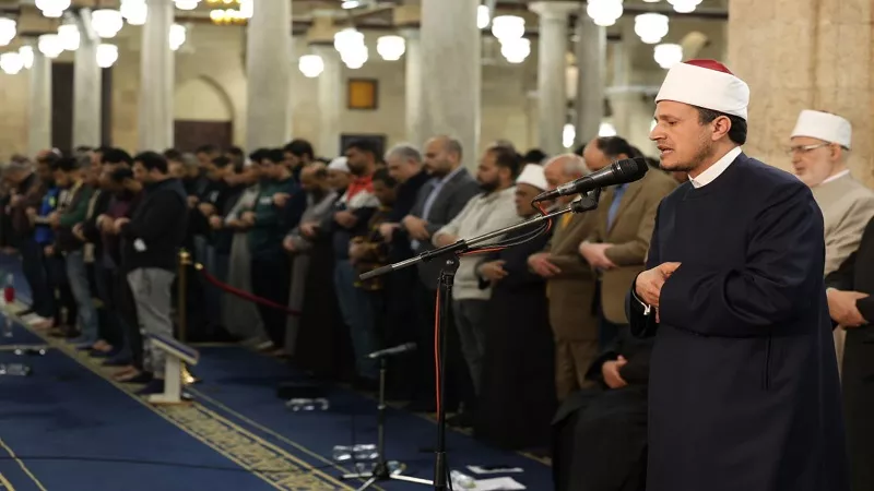 الليلة السابعة من رمضان.. الأزهر يمتلئ بالمصلين في العشاء والتراويح