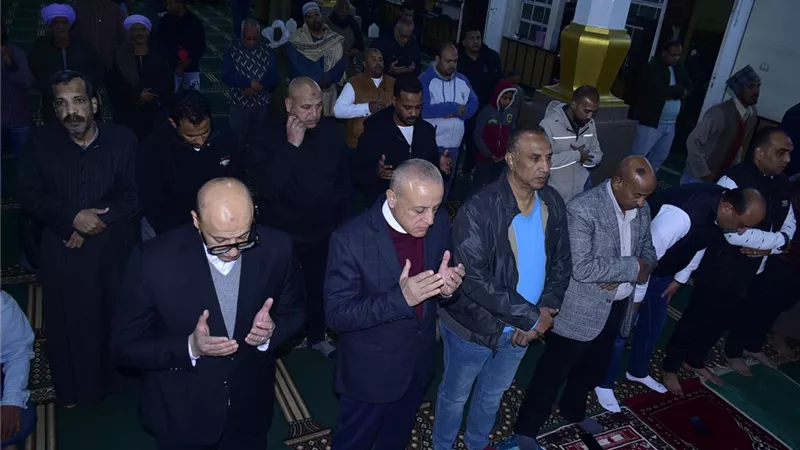 محافظ الأقصر يؤدي صلاة التراويح بمسجد أحمد النجم وسط أجواء روحانية 