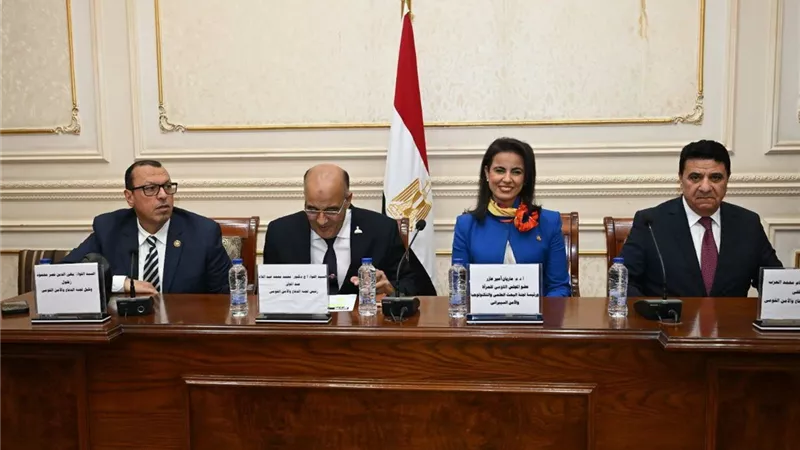 ماريان عازر تستعرض مخاطر حروب المعلومات