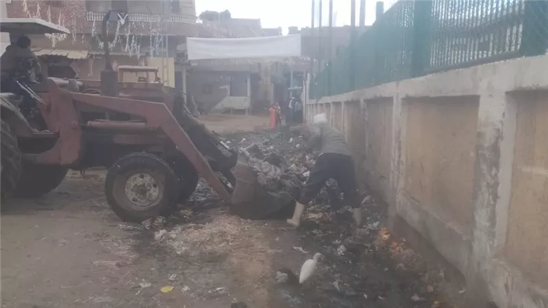 استجابة فورية لـ«إيجبتك».. محافظ البحيرة تنهي أزمة تراكم المخلفات والصرف
