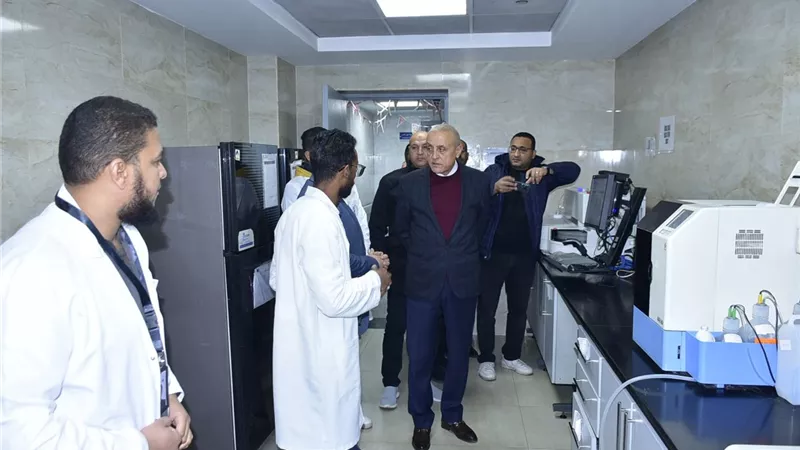محافظ الأقصر يتفقد مستشفى الكرنك الدولي ويشيد بحصول المعمل على الأيزو