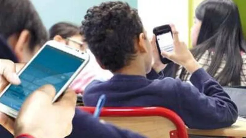 حرب الهواتف في المدارس.. صدام الرقمنة والانضباط تحت قبة البرلمان