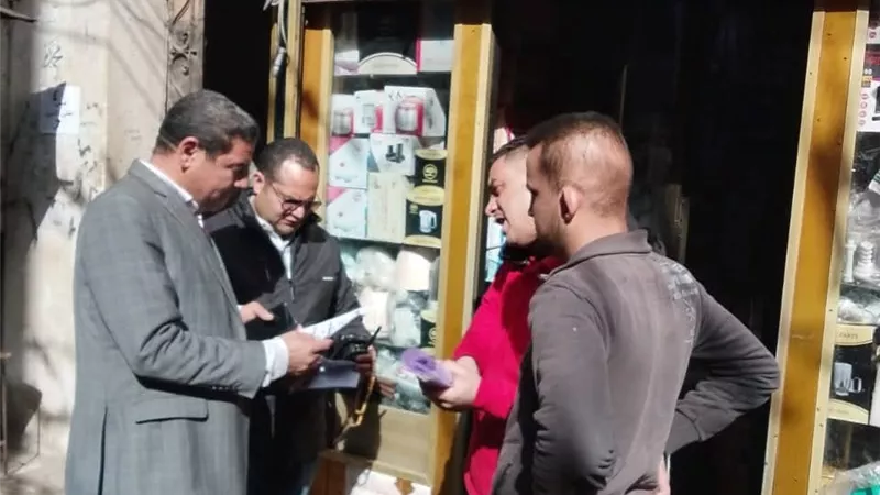 رئيس مركز المنيا يشدد الرقابة على تراخيص المحال التجارية 