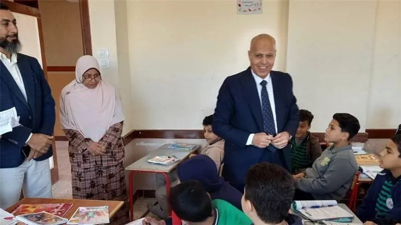 مدير التعليم بدسوق يتفقد مدرستي البستاوي والتجارة بنات