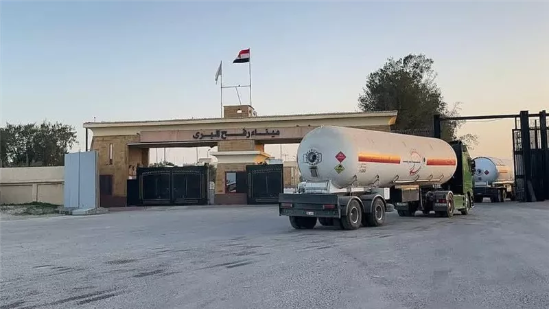 الهلال الأحمر المصري يعزز مد غزة بمواد غذائية ومستلزمات شتوية