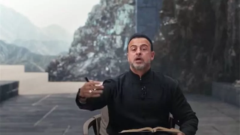 مصطفى حسني: إذا رزقت الأمان والكرم من الله فخذ منه حسنة الدنيا والآخرة