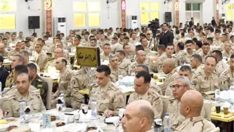 وزير الدفاع والإنتاج الحربي يتناول الإفطار مع عدد من مقاتلي القوات المسلحة