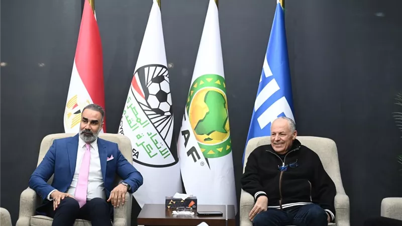  هاني أبو ريدة يجتمع مع مدير المنتخبات العراقية 