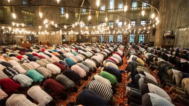 ما حكم من أدرك الإمام في صلاة التراويح وهو لم يصل العشاء؟