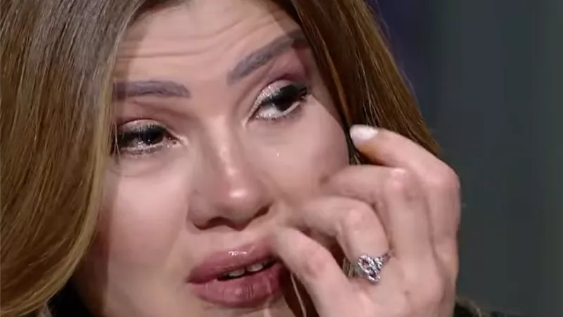 رانيا فريد شوقي تبكي بعد رؤية صورة تجمع والدها ببناتها|فيديو 