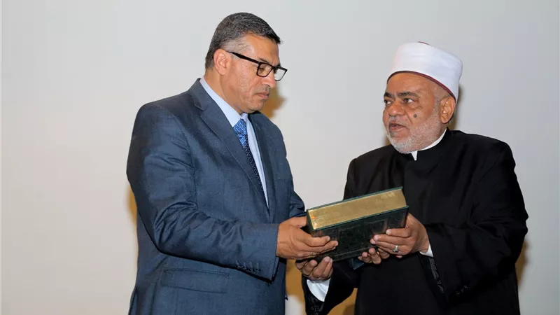 تقديرا لمكانة جده الراحل.. شيخ الأزهر يهدي محافظ قنا مصحفا بماء الذهب