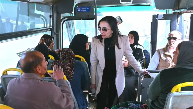محافظ البحيرة تفاجئ الركاب بجولة على حافلات النقل الجماعي