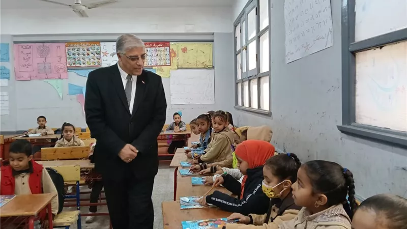 «الأتوبيس الطائر» يتابع سجلات التقييم ورصد الغياب في قنا