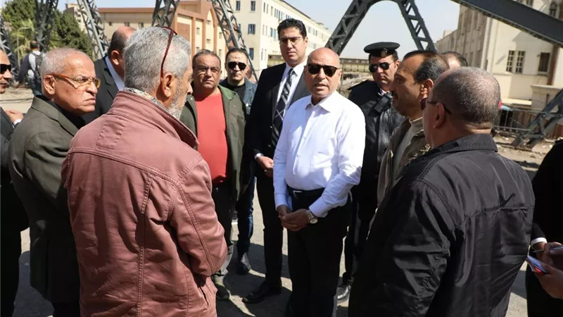 محافظ القاهرة يتفقد أعمال إعادة الانضباط بميدان رمسيس وترميم كوبرى الليمون