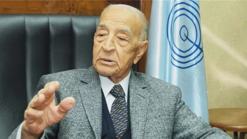 شيخ الإذاعيين.. رئيس جامعة قنا ينعى الإذاعي فهمي عمر