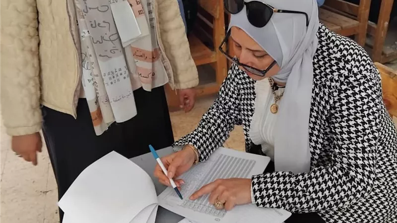 وكيل «تعليم السويس» تتفقد مخازن الكتب.. وتفعل التقييمات الأسبوعية
