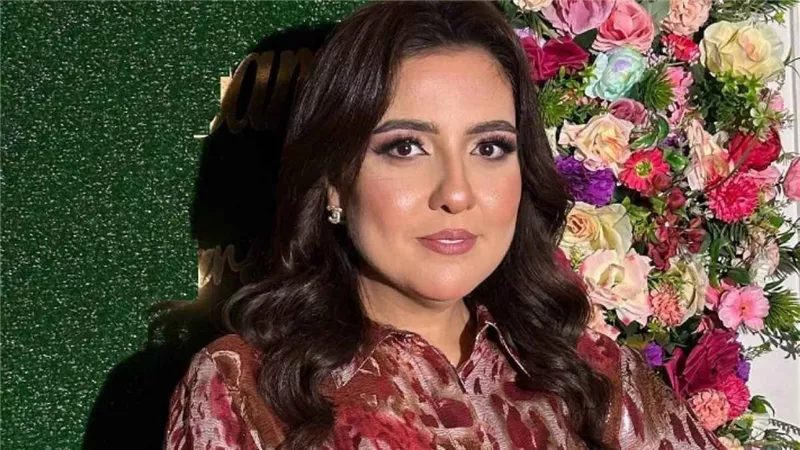 «إنا لله وإنا إليه راجعون».. مي كساب تنعي والد مي عمر