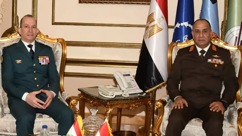 وزير الدفاع يلتقي قائد الجيش اللبناني لتعزيز التعاون العسكري