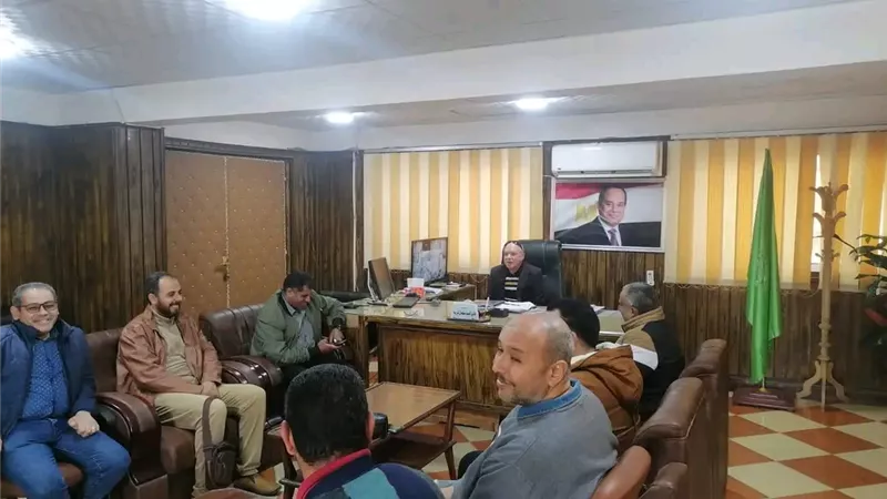 السكرتير العام المساعد بالدقهلية يتفقد مجلس مدينة دكرنس لمتابعة الخدمات