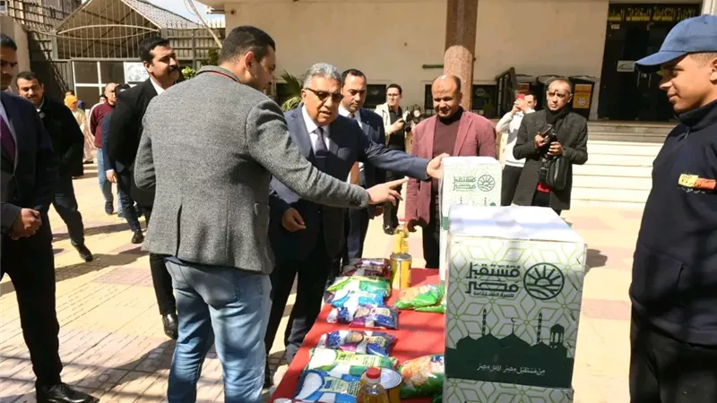 محافظ الدقهلية يوزع 1000 كرتونة رمضانية على عمال النظافة
