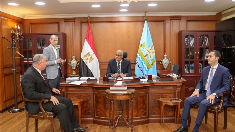 محافظ كفر الشيخ يناقش عدداً من الملفات الخدمية والتنموية ومشاكل الدوائر