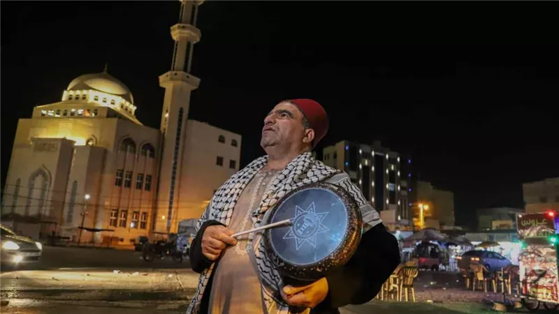المسحراتي.. حارس السحور ورمز بهجة رمضان على مر العصور