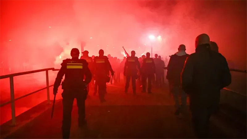 احتجاجات ضد مركز للاجئين في هولندا تتحول إلى أعمال شغب|تفاصيل