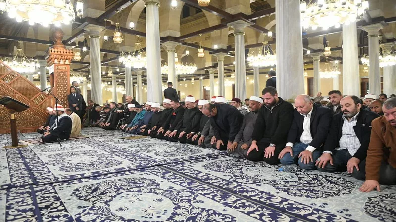 بث مباشر.. صلاة العشاء والتراويح من مسجد الإمام الحسين