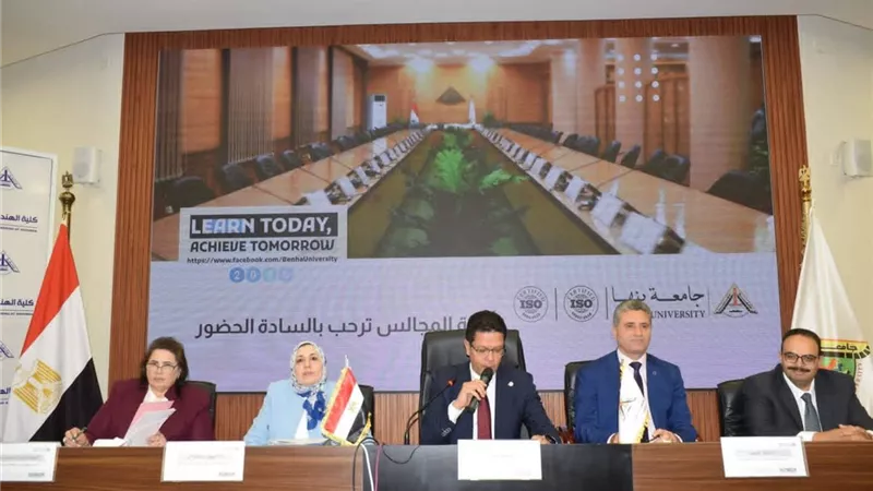 الجيزاوي يستعرض جهود جامعة بنها في الاستدامة ويعلن تنفيذ محطة طاقة شمسية