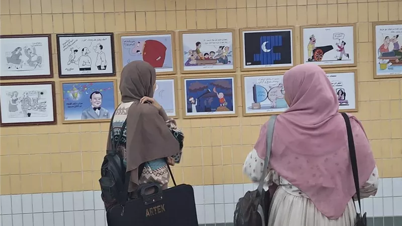 «معرض كاريكاتير» يحول محطة صفاء حجازي إلى مساحة للبهجة