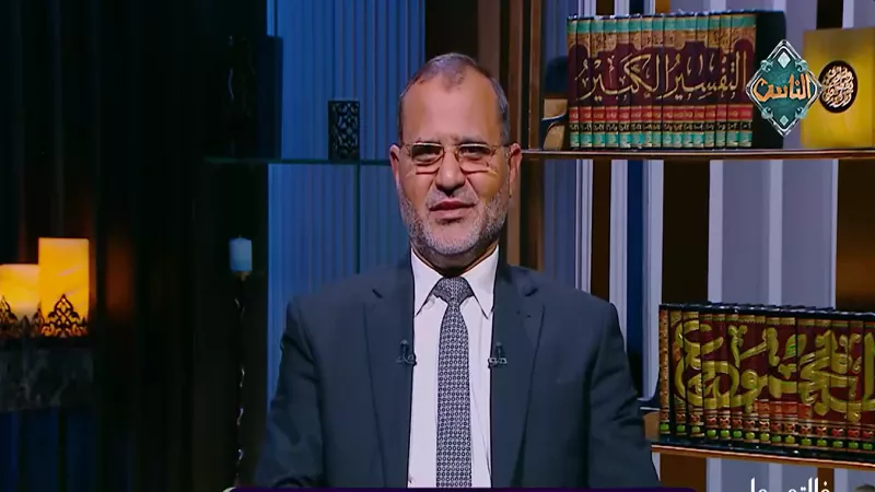 لماذا وصف النبي الصلاة بأنها نور؟ أستاذ بالأزهر يجيب