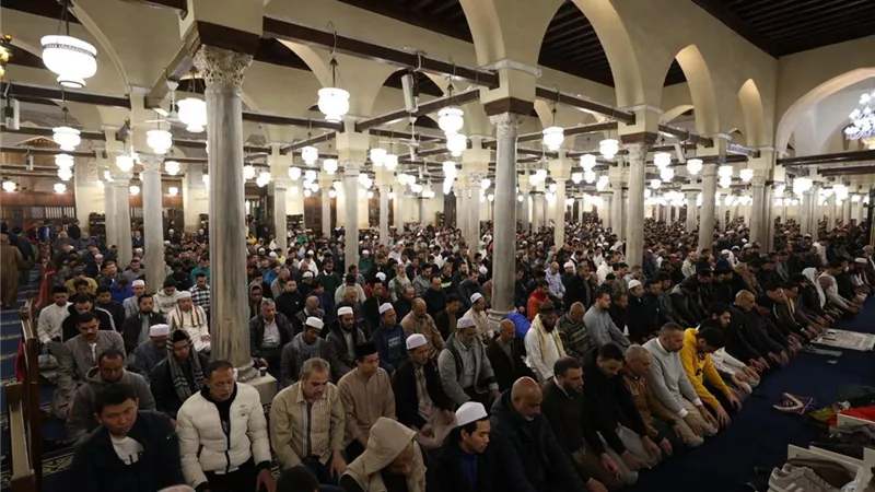 المصلون يزينون الجامع الأزهر في عشاء وتراويح الليلة الثامنة لشهر رمضان|صور