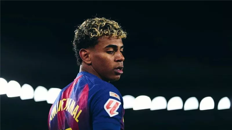 لامين يامال يتوج بجائزة ألدو روفيرا لأفضل لاعب في برشلونة