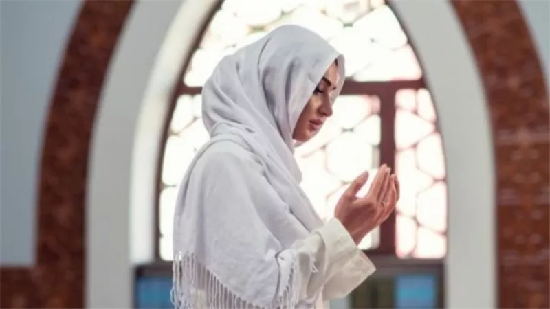 هل صيام المرأة غير المحجبة صحيح شرعًا؟.. الشيخ أحمد خليل يجيب