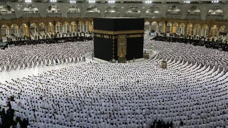 بث مباشر.. نقل صلاة العشاء والتراويح من الحرمين الشريفين