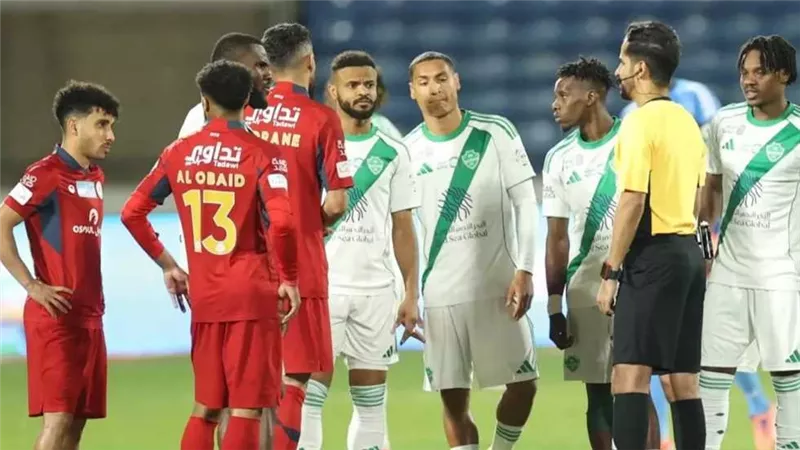 جدل تحكيمي يشعل مواجهة ضمك وأهلي جدة في الدوري السعودي