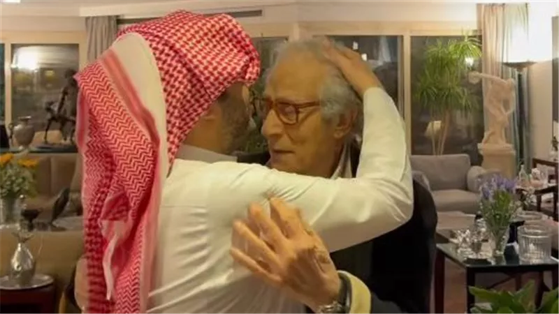 تركي آل الشيخ يقبل رأس فاروق حسني: سعيد جدا بالقامة الكبيرة|صور وفيديو