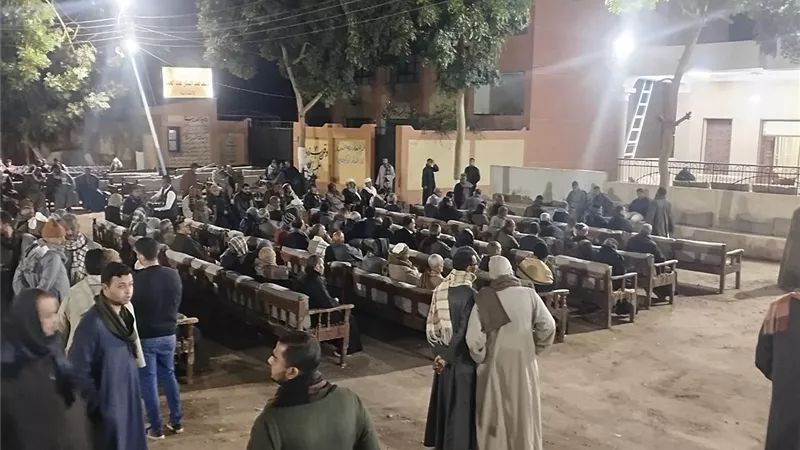 أهالي الرئيسية بقنا يستعدون لتشييع جثمان شيخ الإذاعيين فهمي عمر | صور