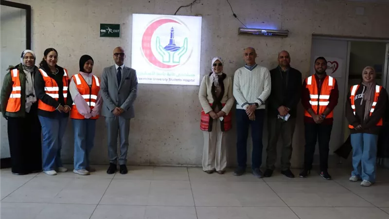 نائب رئيس جامعة الإسكندرية تشهد توزيع كراتين مواد غذائية بمستشفى الجامعة 