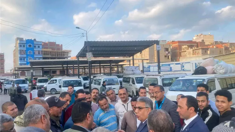 جولة مفاجئة لمحافظ الدقهلية بدكرنس.. مهلة أسبوعاً لرفع إشغالات الموقف 