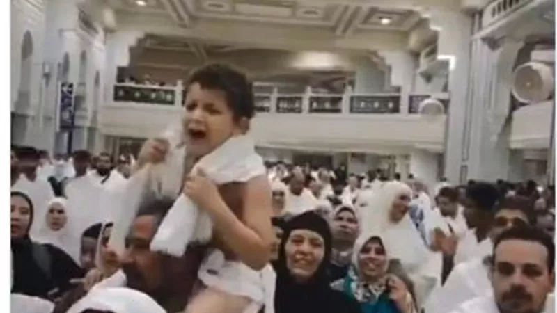 الله عليك يابن مصر.. دعاء طفل يصدح في مكة ويجمع قلوب المعتمرين | فيديو