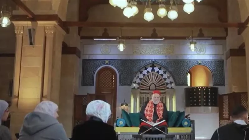 حكم القراءة من المصحف في صلاة الفريضة.. علي جمعة يوضح الرأي الشرعي