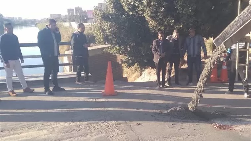رئيس مدينة المنيا يتفقد موقع إصلاح هبوط أرضي مفاجئ بكوبري ماقوسة