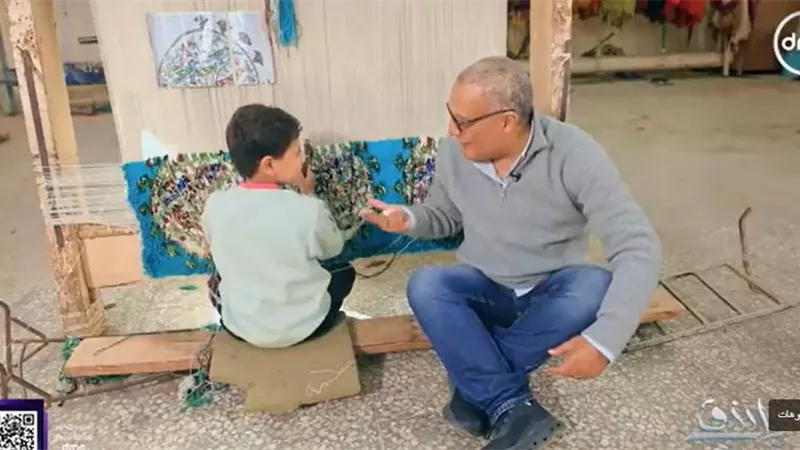 يسري الفخراني يلتقي الطفل عمر ويتعرف على صناعة السجاد اليدوي في سقارة