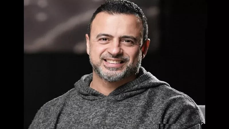 مصطفى حسني: الإنسان مهما بلغت قوة إيمانه يحتاج من يعينه على الطاعة|فيديو