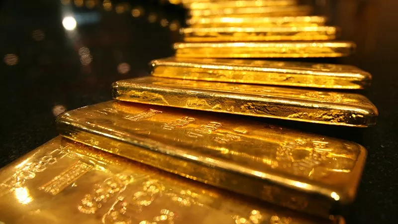 ملاذًا آمنًا في الأزمات.. خبير: صعود العقود الآجلة للذهب بنسبة 2%| فيديو